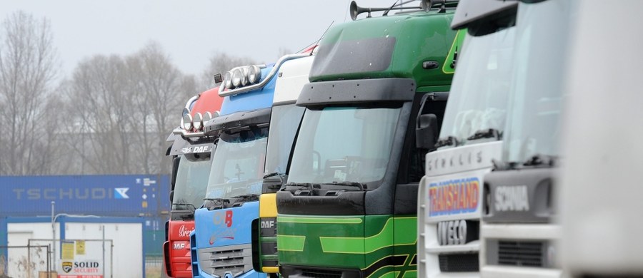 W poniedziałek w Białej Podlaskiej odbędą się w rozmowy transportowców jeżdżących do Rosji z zarządem Zrzeszenia Międzynarodowych Przewoźników Drogowych w Polsce. Wcześniejsze, trzydniowe negocjacje przedstawicieli ministerstw infrastruktury obu krajów nie przyniosły porozumienia. Polskie ciężarówki od początku lutego nie mogą wjeżdżać na terytorium Federacji Rosyjskiej. Te, które są w Rosji, mogą wyjeżdżać z tego kraju do 15 lutego.