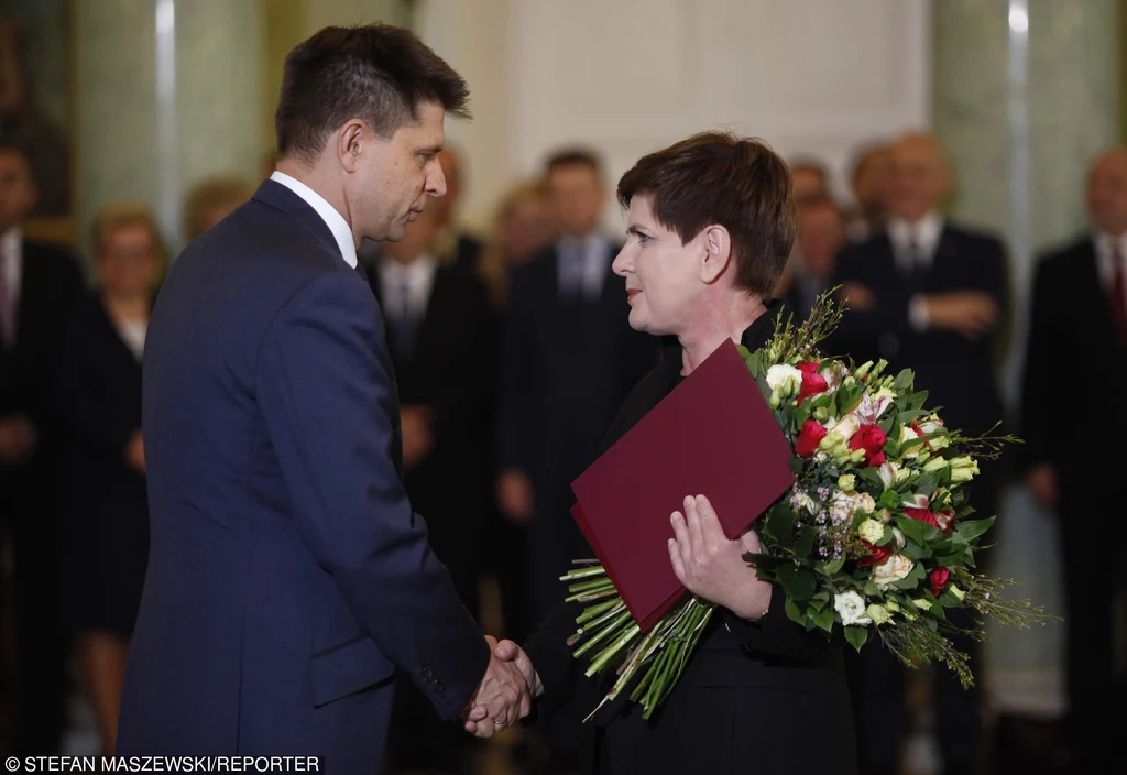 Ryszard Petru składa gratulacje Beacie Szydło po zaprzysiężeniu jej na premiera