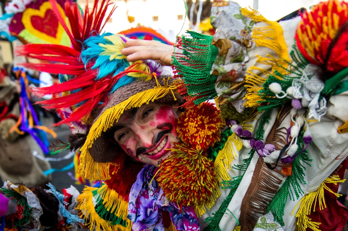 "Karnawał stracił na znaczeniu w obecnym czasie, bo imprezujemy cały czas, ale nie imprezujemy tak na bogato, jak kiedyś" - mówi gość "Dania do Myślenia" w RMF Classic, socjolog z Uniwersytetu SWPS Michał Lutostański. "To nie są już wystawne bale i wielkie wydarzenia. Ubieramy się zwykle, bawimy się co tydzień, często tak samo. Nie tak, jak kiedyś, kiedy chodziliśmy raz w roku na wystawny bal, do którego szykowaliśmy się cały tydzień" - dodaje ekspert. Pytany o to, jakie imprezy są teraz popularne, odpowiada: "Domówki tematyczne". "Np. przebieramy się za bohaterów Gwiezdnych Wojen i tylko tej muzyki słuchamy" - tłumaczy gość RMF Classic. "Bardzo popularne jest granie w gry planszowe"-  dodaje Lutostański.