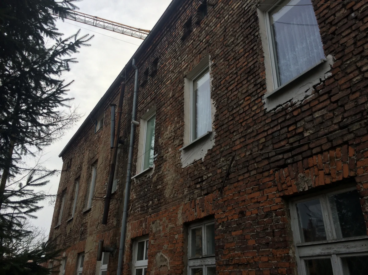 Zainwestowali pieniądze w remont mieszkań, z których teraz będą musieli się wyprowadzić. Mieszkańcy komunalnej kamienicy przy ul. Krakowskiej 24 w Szczecinie pytają: dlaczego przez lata byli zapewniani, że ich budynek będzie odnawiany, skoro teraz dostają pisma o planowanym przesiedleniu. 