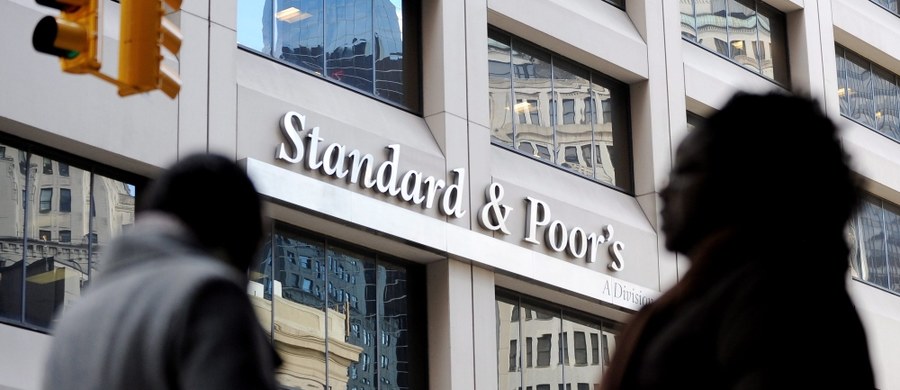 ​"Standard&Poor's Ratings Services dokonał analizy trendów związanych z ryzykiem ekonomicznym oraz sektorowym polskiego sektora bankowego, w wyniku której zrewidowana została opinia na temat ryzyka krajowego dla polskiego sektora bankowego z dotychczas stabilnej na negatywną" - taką informację podała agencja ratingowa w wydanym komunikacie. 