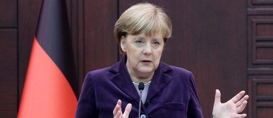 Przebywająca z wizytą w Turcji kanclerz Niemiec Angela Merkel skrytykowała Rosję i reżim syryjskiego prezydenta Baszara el-Asada za bombardowanie miasta Aleppo na północy Syrii, co nasiliło exodus uchodźców w kierunku granicy tureckiej. "Jesteśmy oburzeni ludzkimi cierpieniami powodowanymi przez naloty bombowe, także ze strony rosyjskiej" - powiedziała.