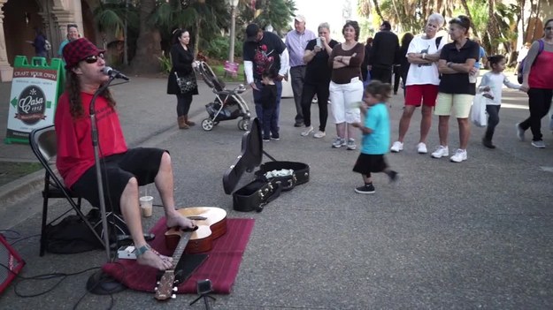 Nie ograniczają go fizyczne przeszkody. Mimo że nie ma rąk, grę na gitarze opanował do perfekcji. Mark urodził się w muzykalnej rodzinie – rock towarzyszył mu już od najmłodszych lat. Odkąd opanował pierwszy akord, marzył, by grać w prawdziwym zespole rockowym. 


Ponieważ urodziłem się bez rąk, posługuje się stopami, one zastępują mi dłonie. Mając 12 lat, zainteresowałem się muzyką, zacząłem grać na gitarze. Nauka gry stopami przyszła mi bardzo łatwo, w końcu na co dzień używam ich do wszystkiego. 


Karierę rozpoczął jako uliczny muzyk, grający dla turystów. Mówi, że nie występuje, by wzbudzać litość – chce jedynie bawić ludzi, dzielić się z nimi pozytywną energią.