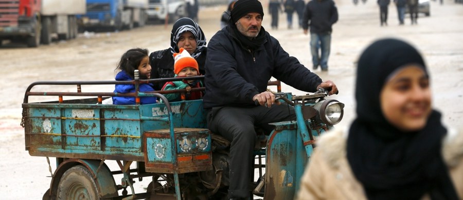 Rzecznik Kremla Dmitrij Pieskow oświadczył, że nie ma żadnych dowodów na to, iż w rosyjskich nalotach w Syrii ginie ludność cywilna. To reakcja na poniedziałkową wypowiedź kanclerz Niemiec Angeli Merkel, krytykującą Rosję za naloty w Syrii. "Mimo wielkiej liczby takich oświadczeń nikt dotąd nie przedstawił choćby jednego wiarygodnego dowodu na poparcie tych słów" - powiedział Pieskow.