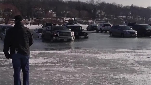 Kilkunastu kierowców postanowiło zaparkować na zamarzniętym jeziorze. Jakie musiało być ich zaskoczenie, kiedy ujrzeli swoje auta niemalże do połowy zanurzone w wodzie. Widocznie nie wzięli oni pod uwagę, że pod wpływem dodatnich temperatur, lodowa tafla może zacząć topnieć… Osobliwa sytuacja miała miejsce w Lake Geneva, w Wisconsin, USA.
