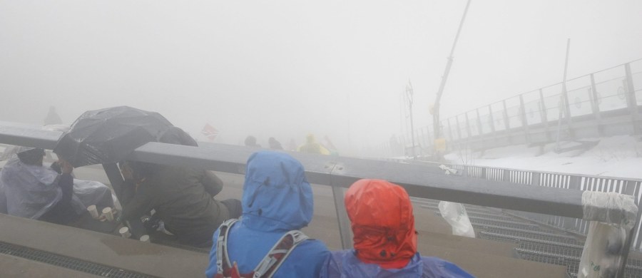 W piątek w norweskim Vikersund przeprowadzony zostanie dodatkowy konkurs Pucharu Świata w skokach narciarskich - postanowiła Międzynarodowa Federacja Narciarska. Konkurs zastąpi w kalendarzu niedzielne zawody w Oslo, które odwołano z powodu złych warunków pogodowych - gęstej mgły i silnego wiatru.