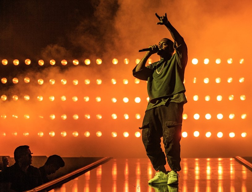 "Waves", "Swish", "So Help Me God", "T.L.O.P." - te tytuły podawał sam Kanye West jako nazwę swojej najnowszej płyty, która do sklepów trafi w piątek 12 lutego. Raper zdecydował się zorganizować konkurs dla fanów, w którym to jego sympatycy mają zgadnąć tytuł albumu.