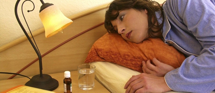 Pulsujące światło może pomóc po długim locie samolotem "zresetować" zegar biologiczny. To wniosek amerykańskich uczonych z uniwersytetu w Stanford. Przeprowadzili oni eksperyment na grupie 39 osób, podczas którego zbadali ludzką reakcję na różnego rodzaju światła.  