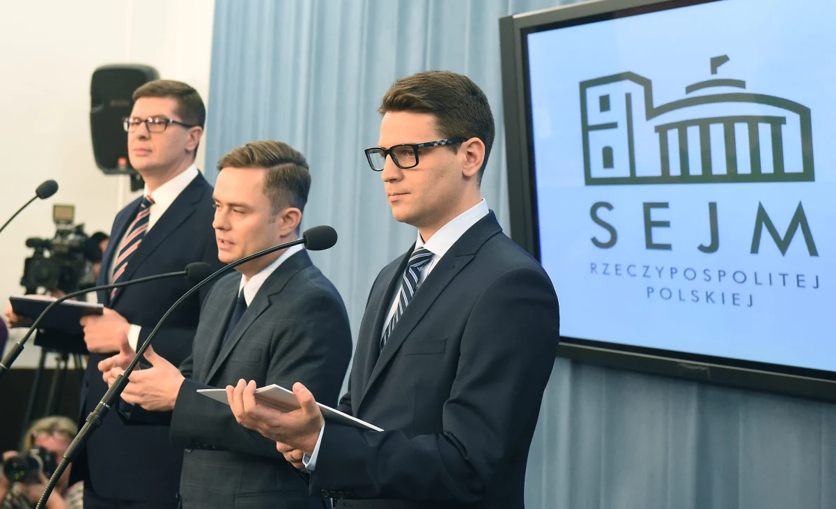 "Mariusz Antoni Kamiński złożył dymisję ze stanowiska szefa Polskiego Holdingu Obronnego. Wczoraj ogłoszono nominację i wczoraj wieczorem podjął decyzję o rezygnacji" - mówi gość Kontrwywiadu RMF FM, wicepremier Jarosław Gowin. "Kamiński nie jest i nie będzie szefem Holdingu Obronnego" - dodaje. Jak nieoficjalnie dowiedział się nasz dziennikarz Konrad Piasecki, sprawa dymisji Mariusza Antoniego Kamińskiego rozegrała się na szczytach władzy Prawa i Sprawiedliwości. Sam były poseł PiS-u nie chciał udzielić naszemu reporterowi komentarza w sprawie. 