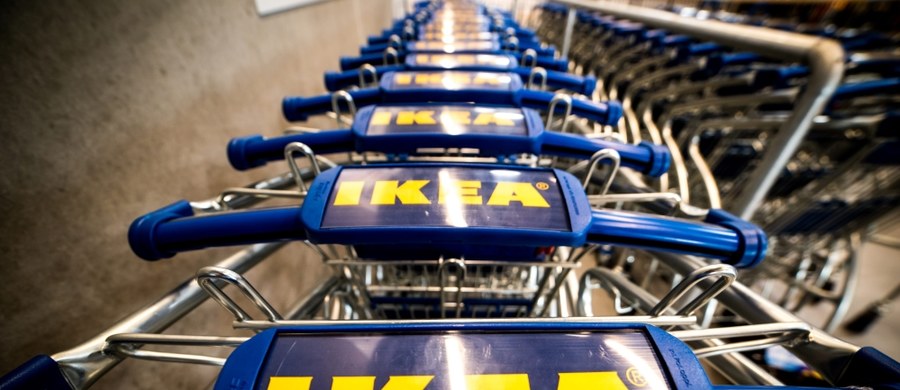 IKEA wycofuje ze sprzedaży lampy sufitowe HYBY, LOCK oraz RINNA. Powód? Jak informuje na swoich stronach internetowych szwedzki koncern, szklany klosz może spaść.  
