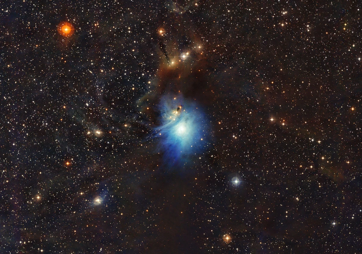 Obserwatorium La Silla w Chile, należące do Europejskiego Obserwatorium Południowego (ESO), opublikowało zdjęcie, na którym nowo utworzona gwiazda HD 97300 rozświetla otaczające ją kosmiczne obłoki. Obraz z 2,2-metrowego teleskopu MPG/ESO można porównać do zdjęcia świateł reflektorów samochodowych rozpraszających się we mgle. To, co widzimy, to tzw. mgławica refleksyjna IC 2361, najjaśniejsza mgławica w tzw. Kompleksie Kameleona.