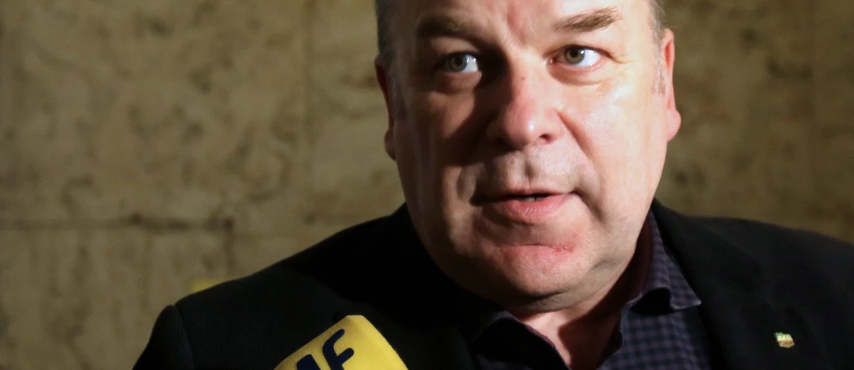 Zarząd Kompanii Węglowej wycofał się z wypowiedzianego porozumienia z lipca 2015 roku. Oznacza to, że w momencie przejęcia kopalni KW przez Polską Grupę Górniczą, pracownicy będą mieć zagwarantowane maksymalnie przez rok dotychczasowe warunki zatrudnienia. Mają mieć też wypłacone „czternastki” za ubiegły rok, ale w dwóch ratach. W tej kwestii nie doszło jednak do porozumienia z zarządem.