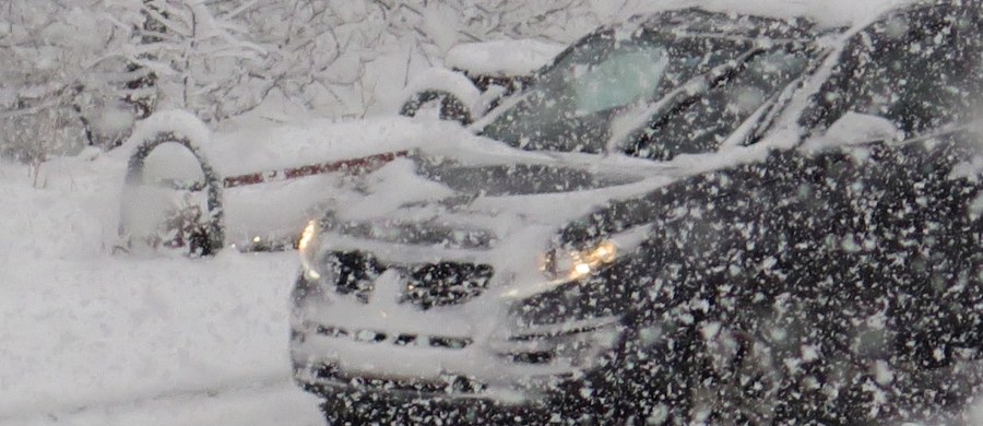 Bardzo trudne warunki na Podhalu - alarmowaliście nas na Gorącą Linię RMF FM. Z powodu intensywnych opadów śniegu na wielu trasach tworzyły się gigantyczne korki. Ślisko było m.in. na zakopiance. Przez kilka godzin zablokowana była również droga z Poronina do Bukowiny Tatrzańskiej.