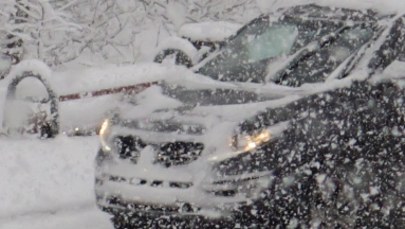 Śnieżyce i fatalne warunki na drogach na Podhalu. Auta lądowały na barierkach i w rowach