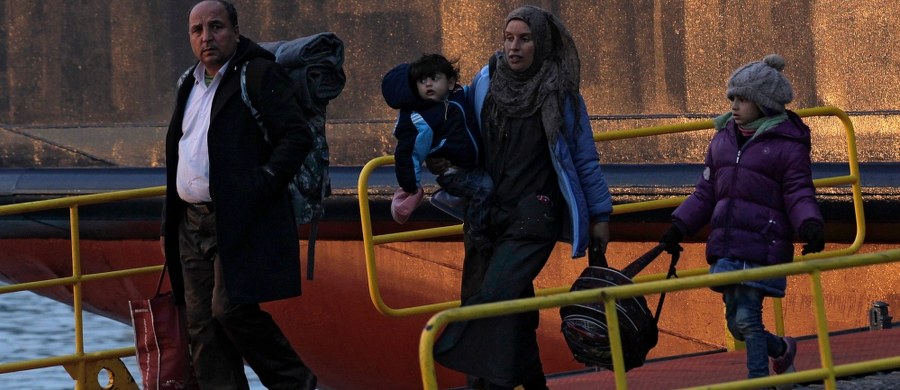 Niemcy, Grecja i Turcja wezwały pozostałe kraje NATO, by zgodziły się na udział Sojuszu w walce z bandami przemytników ludzi na Morzu Egejskim - poinformowały w środę późnym wieczorem w Brukseli niemieckie źródła rządowe. Misja miałaby charakter obserwacyjny. 