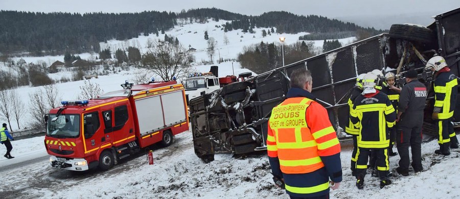 Sześcioro nastolatków zginęło w zderzeniu szkolnego minibusu i ciężarówki w pobliżu miejscowości Rochefort na zachodzie Francji. Trzy osoby, w tym kierowca minibusu, zostały lekko ranne - podała AFP powołując się na źródła policyjne.