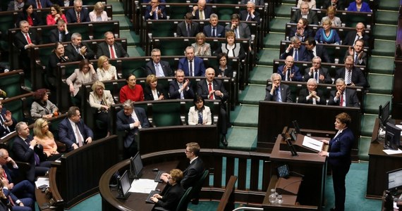 Sejm nie zgodził się na odrzucenie w pierwszym czytaniu przygotowanego przez klub Kukiz'15 projektu zmian w konstytucji. O odrzucenie go wnioskowały Nowoczesna i PSL. Projekt dotyczy TK i zakłada m.in. zwiększenie liczby sędziów z 15 do 18.