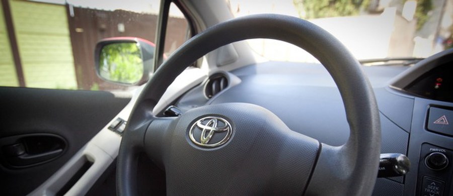 8-latek prowadzący auto został zatrzymany przez straż miejską w Turynie. Obok, na miejscu pasażera, siedział... ojciec nieletniego kierowcy. Mężczyzna dostał mandat. 