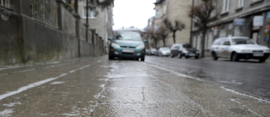 Bardzo ślisko o poranku na drogach. Przed gołoledzią ostrzega Instytut Meteorologii i Gospodarki Wodnej. 