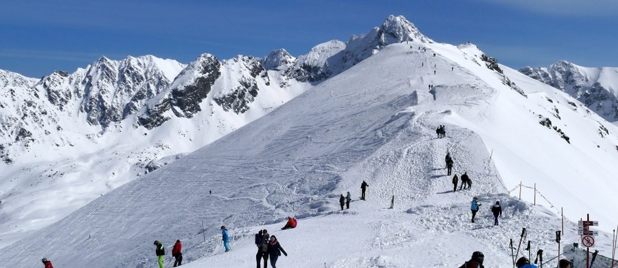 Po ostatnich obfitych opadach śniegu w Tatrach zrobiło się bardzo niebezpiecznie – ostrzegają ratownicy górscy. Nie wykluczają, że trzeba będzie podnieść stopień zagrożenia lawinowego do najwyższego stosowanego w polskich górach, czwartego stopnia.