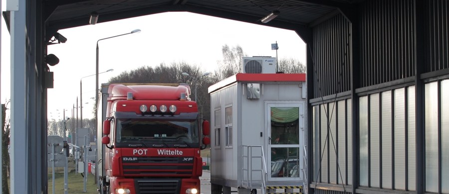 Ukraińscy aktywiści ogłosili blokadę rosyjskich ciężarówek, które w związku z brakiem ustaleń o przewozach między Polską a Rosją jeżdżą do UE przez Ukrainę. Blokada trwa przy granicy ze Słowacją i Węgrami – podała agencja Interfax-Ukraina.