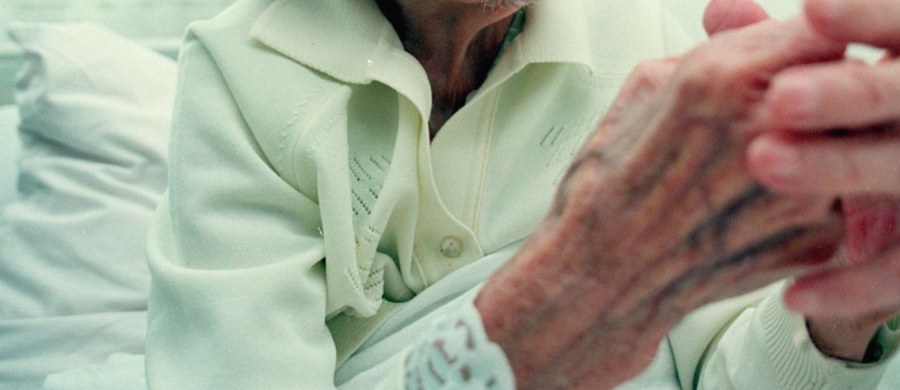 W sądzie w Łodzi ruszył proces 61-letniej kobiety oskarżonej o to, że wykorzystując zły stan psychiczny 89-letniej sąsiadki, wymusiła na niej podpisanie kilku aktów notarialnych. Potem przejęła władzę nad jej majątkiem i stała się jedyną spadkobierczynią. Jak ustalili śledczy, w sprawie chodzi o majątek wart ponad 1 mln zł.