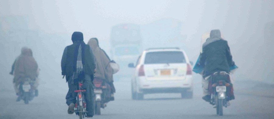 Z powodu zanieczyszczenia powietrza umiera rocznie 5 mln ludzi. Połowa z nich to mieszkańcy Indii i Chin, czyli krajów, które odnotowały wysoki wzrost gospodarczy - wynika z raportu opublikowanego przez Instytut Badań nad Konsekwencjami Zdrowotnymi w Bostonie.