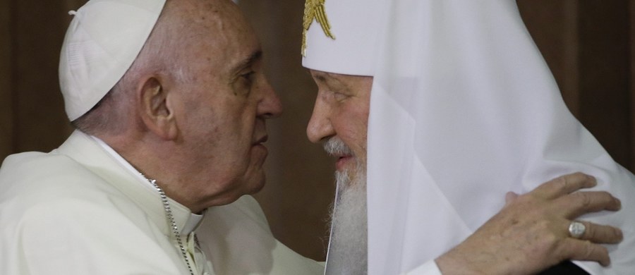 Papież powiedział po spotkaniu z patriarchą moskiewskim w Hawanie, że rozmawiali "jak bracia". "Jedność buduje się w marszu", "rozmawialiśmy bez półsłówek" - zapewnił. Franciszek podziękował Cyrylowi za pokorę. Patriarcha moskiewski dodał, że rozmowa była "pełna treści" i pozwoliła zrozumieć stanowisko "drugiej strony". Komentatorzy zwracają uwagę na serdeczny klimat spotkania, które ich zdaniem może otworzyć nowy rozdział po dziesięciu wiekach podziału między katolikami i prawosławnymi.