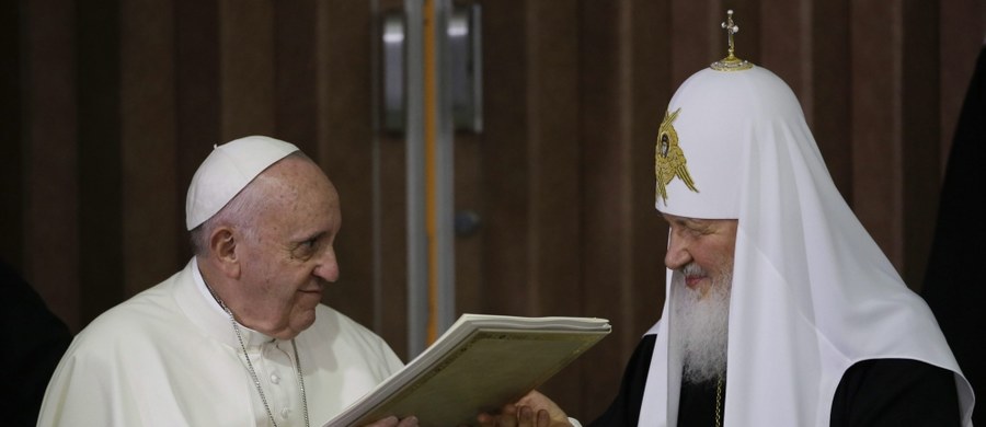 Spotkanie patriarchy Cyryla i papieża Franciszka może oznaczać zwrot w relacjach obu Kościołów  - pisze o wczorajszym spotkaniu "Niezawisimaja Gazieta". Rosyjskie media podkreślają historyczny charakter rozmowy. W sobotę, gdy ukazuje się niewiele gazet, spotkanie patriarchy moskiewskiego i całej Rusi i papieża omówiły w Rosji wyłącznie portale internetowe i telewizja.