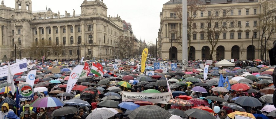 Tysiące uczniów, rodziców i nauczycieli protestowało w Budapeszcie przeciwko zmianom wprowadzonym w oświacie przez rząd Viktora Orbana. Twierdzą, że po zmianach system stał się "zły dla dzieci, nauczycieli, rodziców i całego kraju". 