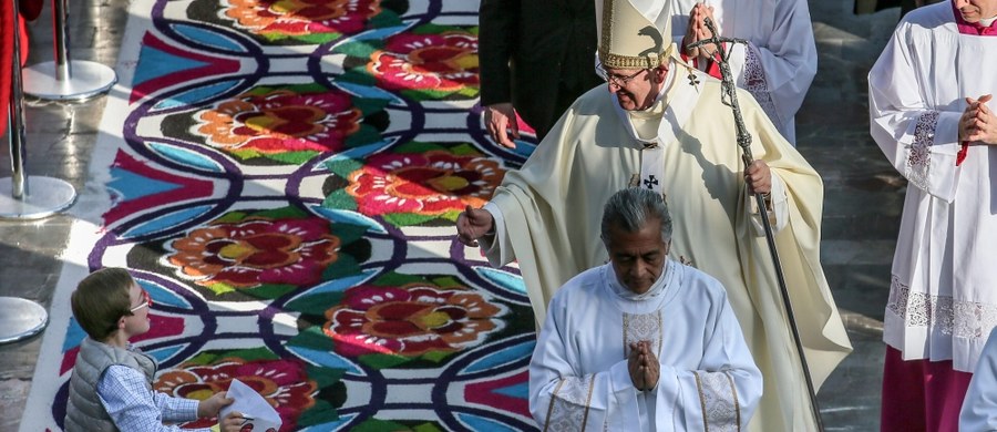 Papież Franciszek, składający wizytę w Meksyku, odprawił w sobotę po południu tamtejszego czasu mszę w stołecznej bazylice Matki Bożej z Guadalupe, największym sanktuarium na świecie. W mszy uczestniczyły dziesiątki tysięcy ludzi. Homilię papież poświęcił cierpiącym, bezdomnym, zepchniętym na margines i - jak mówił - "wszystkim, którzy czują, że nie mają godnego miejsca na ziemi".