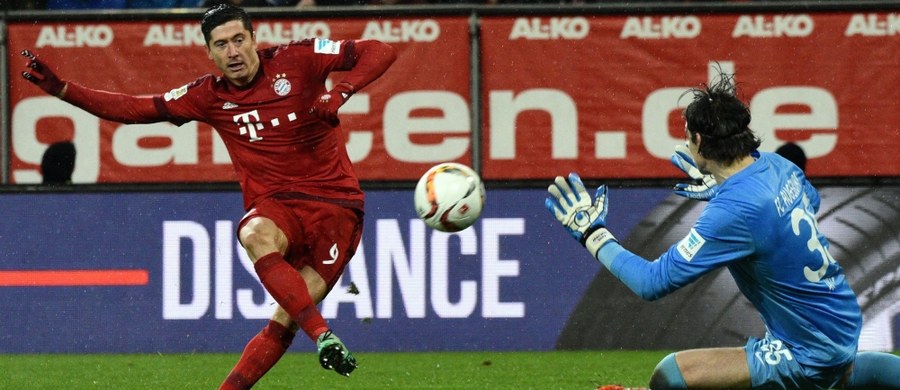 Robert Lewandowski zdobył w niedzielę dwa gole, a Bayern Monachium wygrał na wyjeździe z Augsburgiem 3:1 w 21. kolejce Bundesligi. Polski piłkarz ma na koncie 21 trafień i został liderem klasyfikacji strzelców.