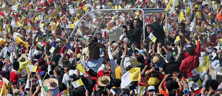 Ponad 300 tysięcy osób uczestniczyło w mszy odprawionej przez papieża Franciszka w niedzielę w mieście Ecatepec, położonym koło stolicy Meksyku. W homilii papież wyraził pragnienie, by ziemia meksykańska nie musiała więcej opłakiwać ofiar gangów narkotykowych.