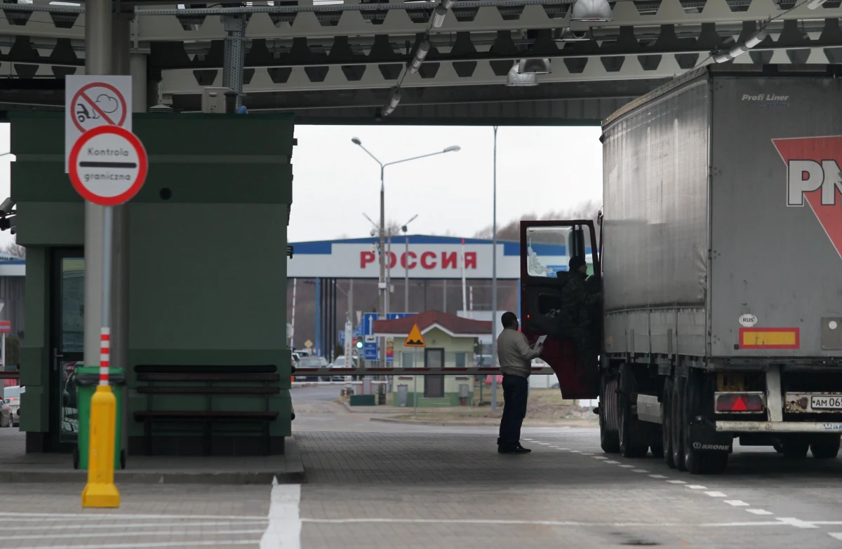 "Praktycznie wszystkie rosyjskie ciężarówki wyjechały już z Polski, a polskie z Rosji wróciły do kraju" - mówi szef Zrzeszenia Międzynarodowych Przewoźników Drogowych w Polsce Jan Buczek. Rosyjskie zezwolenia drogowe z ubiegłego roku były ważne do 31 stycznia tego roku. Polscy przewoźnicy mają czas do 15 lutego, aby bez problemów opuścić teren Federacji Rosyjskiej na podstawie ubiegłorocznych zezwoleń.