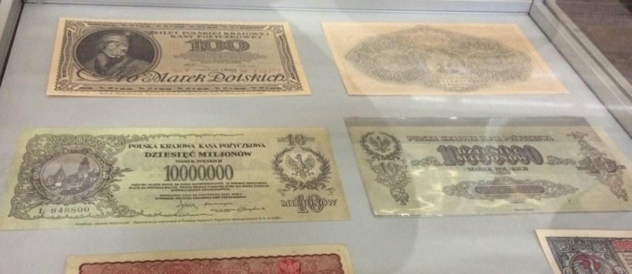 Początki polskich banknotów sięgają czasów Powstania Kościuszkowskiego w 1794 roku. Były to bilety skarbowe Rady Najwyższej Narodowej, drukowane, ręcznie numerowane i wpisywane w specjalnej księgi. Odręczny podpis na każdym składały władze Dyrekcji Biletów Skarbowych. Stosowany był specjalny atrament, trudny do podrobienia. Co ciekawe, skład inkaustu, którego używano do podpisu, do dzisiaj pozostaje tajemnicą. Tak wyglądały pierwsze zabezpieczenia banknotów. Nowe zabezpieczenia, trudne do podrobienia dołożono w latach 90. Dziś, zdaniem NBP polska waluta jest trudna do podrobienia.