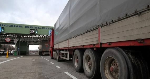 Rząd Ukrainy w poniedziałek wydał zakaz poruszania się dla rosyjskich ciężarówek. Informacja pojawiła się na oficjalnym portalu internetowym Rady Ministrów. Przedstawiciele rządu tłumaczyli, że to odpowiedź na działania Moskwy, która bezpodstawnie nie zezwala ukraińskim ciężarówkom na przejazdy przez Rosję. Kijów uważa, że rosyjski zakaz przeczy normom Światowej Organizacji Handlu (WTO).
