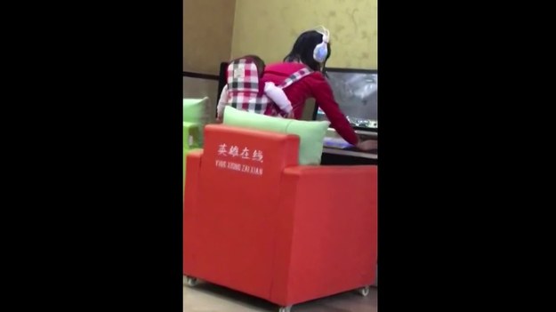 Co może być ważniejsze od płaczącego bobasa? Przejście kolejnego etapu gry! Szokujący film nagrano w Chinach, w prowincji Sichuan. Młoda matka zatrzymała się w kafejce internetowej, by skorzystać z komputera i zagrać w grę. Pochłonięta zabawą, zupełnie nie zwracała uwagi na dziecko w nosidełku. 