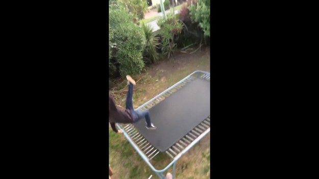 Tak się bawią w Nowej Zelandii. A wydawałoby się, że skoki na trampolinie to taka prosta sprawa. Zachęcony przez swoich przyjaciół „Billsy”, zeskoczył z balkonu na trampolinę… Nie skończyło się to dla niego pomyślnie.  