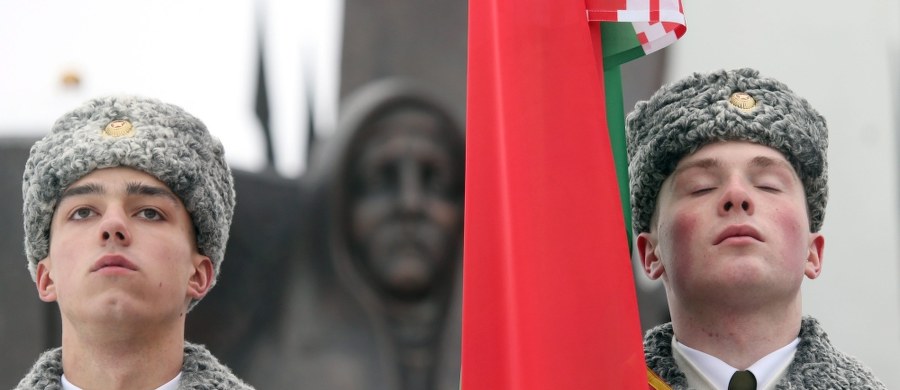 Ministrowie spraw zagranicznych państw UE zgodzili się na zniesienie sankcji wobec 170 obywateli Białorusi, w tym prezydenta Alaksandra Łukaszenki, oraz trzech białoruskich podmiotów. Taką informację podały źródła dyplomatyczne.