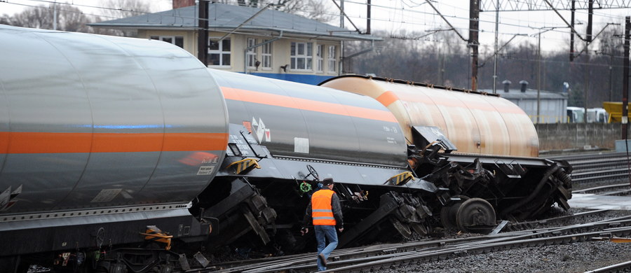 Cztery cysterny z amoniakiem wykoleiły się na przejeździe kolejowym w Szczecinie-Dąbiu. Nie doszło do wycieku. 