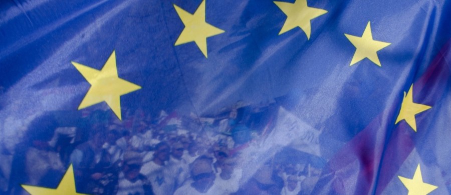 Zniesienie przez Unię Europejską większości sankcji wobec 170 obywateli Białorusi, w tym prezydenta Alaksandra Łukaszenki, oraz trzech białoruskich podmiotów jest błędem – ocenili liderzy białoruskiej opozycji. Za „bardzo błędne” uważa posunięcie Zachodu były więzień polityczny Mikoła Statkiewicz. W wywiadzie dla Radia Swaboda ocenił, że to „zdrada wobec Białorusinów”, która osłabia proeuropejską opozycję.