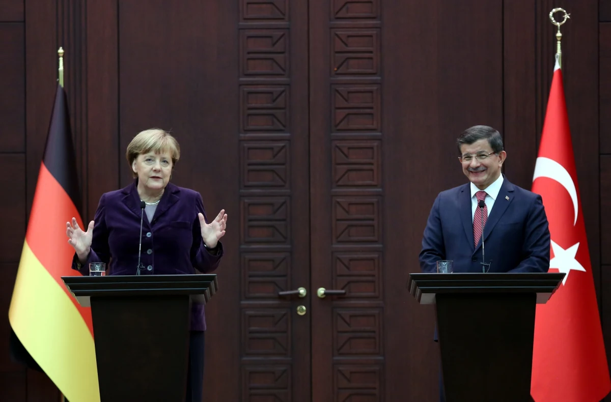 Sześć tureckich samolotów wojskowych ponad 20 razy naruszyło w poniedziałek grecką przestrzeń powietrzną nad wyspami położonymi w środkowowschodniej części Morza Egejskiego - twierdzi grecka agencja ANA. Leży tam wyspa Imia, do której prawa roszczą sobie oba kraje.
