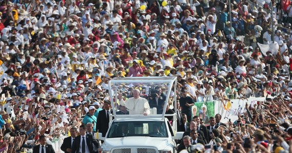 Wolę rodzinę poranioną niż zamknięte i pozbawione uczuć społeczeństwo - powiedział papież podczas spotkania z rodzinami w meksykańskim stanie Chiapas. Dodał, że lepsza jest zmęczona rodzina niż społeczeństwa narcyzów mających obsesję na punkcie luksusu.