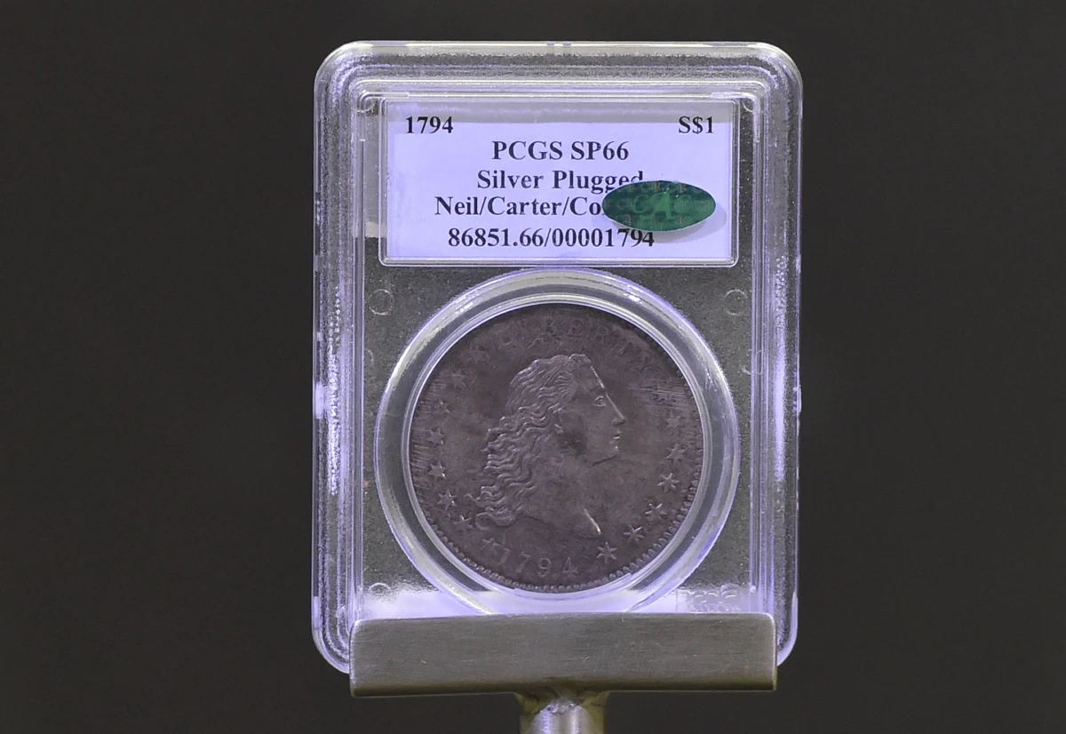 Niewielki srebrny krążek wart 10 milionów dolarów. Flowing Hair Liberty Dollar z 1794 roku to najdroższa moneta świata. Pierwszy amerykański srebrny dolar – ma dziś swoją premierę na polskiej wystawie, w Zamku Królewskim w Warszawie. 