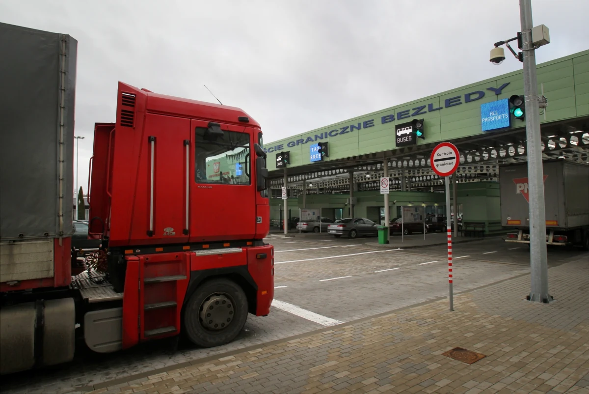 O północy z poniedziałku na wtorek straciły ważność pozwolenia na transport samochodowy towarów do Rosji. Do tej pory Polska i Rosja nie doszły w tej sprawie do porozumienia. Oznacza to, że polscy przewoźnicy nie mogą wykonywać kursów do Rosji. Według wiceministra odpowiedzialnego za transport Jerzego Szmita na razie nie wiadomo, kiedy może dojść do rozmów ws. kryzysu transportowego. Nie można wykluczyć, że stanie się to w tym tygodniu. Pewności jednak nie ma. 