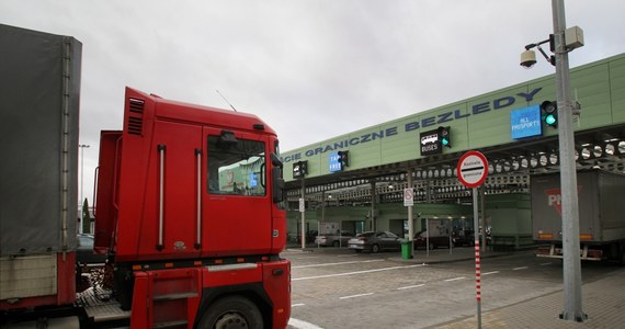 O północy z poniedziałku na wtorek straciły ważność pozwolenia na transport samochodowy towarów do Rosji. Do tej pory Polska i Rosja nie doszły w tej sprawie do porozumienia. Oznacza to, że polscy przewoźnicy nie mogą wykonywać kursów do Rosji. Według wiceministra odpowiedzialnego za transport Jerzego Szmita na razie nie wiadomo, kiedy może dojść do rozmów ws. kryzysu transportowego. Nie można wykluczyć, że stanie się to w tym tygodniu. Pewności jednak nie ma. 