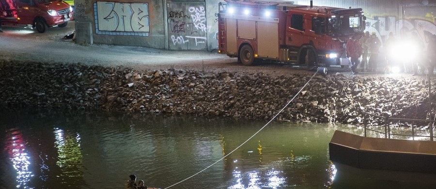 Szwedzka policja do tej pory nie jest w stanie określić, co było przyczyną tragicznego wypadku, w którym zginęli członkowie brytyjskiego zespołu Viola Beach oraz ich menadżer. Teraz biegli wzięli pod lupę samochód z wypożyczalni, którym podróżowali młodzi muzycy. Rzecznik policji Lars Byström potwierdził, że zwodzony most oraz sygnalizacja świetlna przed nim były sprawne.