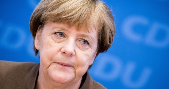 Komentatorzy niemieckich gazet zgodnie krytykują politykę migracyjną kanclerz Angeli Merkel, wytykając jej, że swoim uporem doprowadziła do izolacji kraju w Europie. Angela Merkel "poznała granicę swojej władzy" - czytamy w "Sueddeutsche Zeitung".