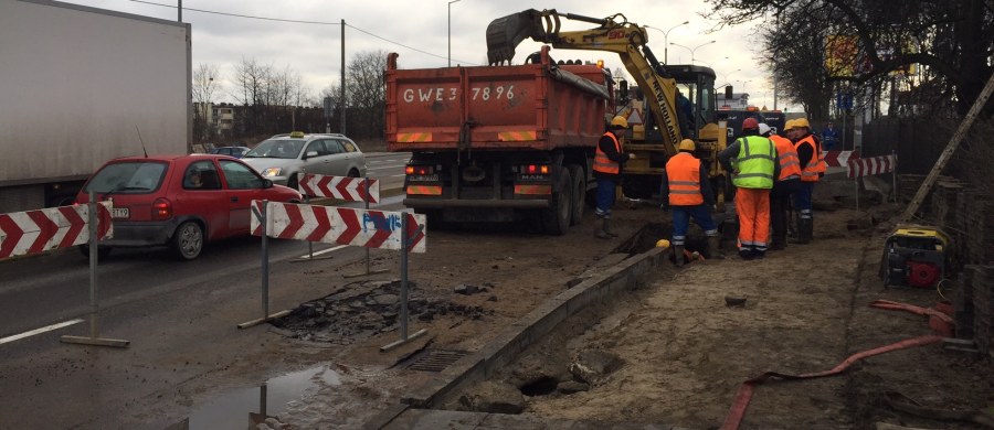 Uwaga kierowcy na Pomorzu! Z powodu awarii wodociągowej - kłopoty czekają was na krajowej "6" w Rumii. Tam zamknięta jest jezdnia w kierunku w Gdyni. Policja zaleca, by do miasta jechać dziś ulicą Hutniczą. 