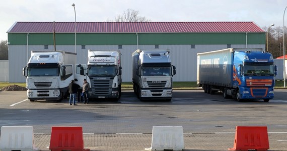 Zamieszanie z terminem rozmów w sprawie ewentualnego wznowienia tranzytu ciężarówek przez Rosję. Teraz oficjalnie ministerstwo transportu Federacji Rosyjskiej podaje, że rozmowy z polską stroną w sprawie przewozów rozpoczną się w piątek 19 lutego. Z kolei rzeczniczka Ministerstwa Infrastruktury i Budownictwa Elżbieta Kisil mówi, że w czwartek może dojść do rozmów eksperckich w Moskwie, a jeśli będzie wypracowane stanowisko akceptowalne przez obie strony, to w piątek do rozmów eksperckich dołączą wiceministrowie i będą mogli w piątek podpisać protokół.